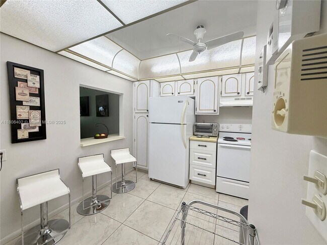 Building Photo - 9820 S Hollybrook Lake Dr