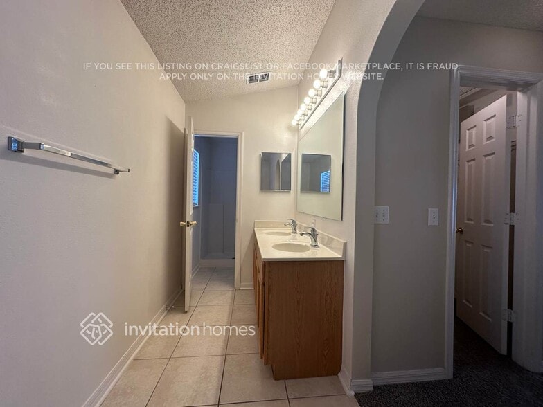 Building Photo - 2361 Pavilion Terrace