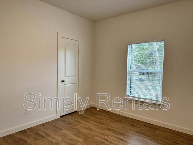 Building Photo - Gordon 3304