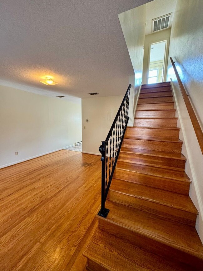 Building Photo - Townhouse for Rent