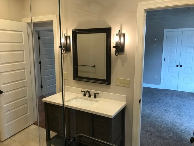 Bathroom - 930 N Lincoln Ave