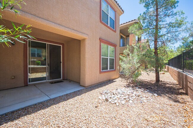 Building Photo - Beautiful 4 Bedroom 2.5 bath Home in the Southwest!