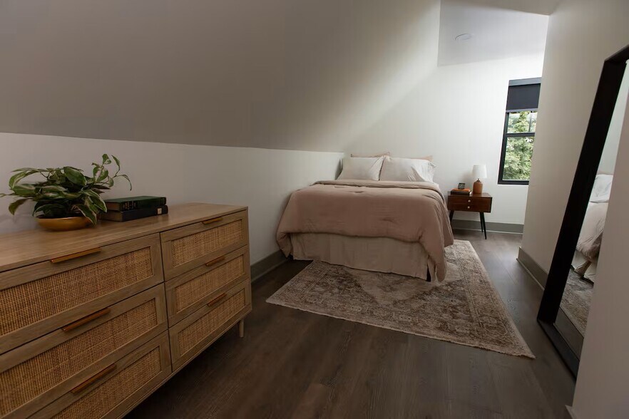 Comfortable, modern bedroom - 18115 Nottingham Rd