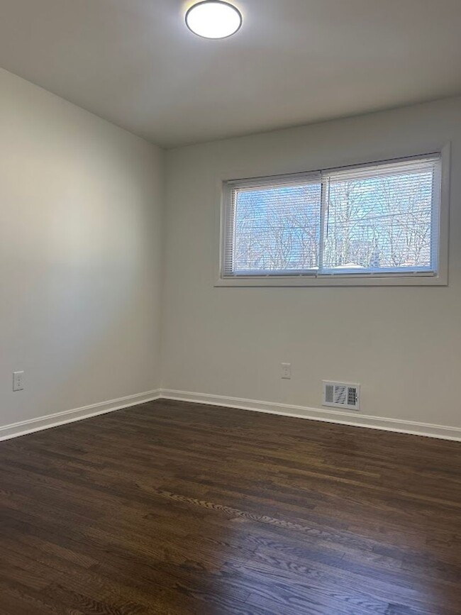 Building Photo - 3 bed and 1 bath in Fulton!