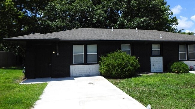 Primary Photo - 408 NE Westwind Dr