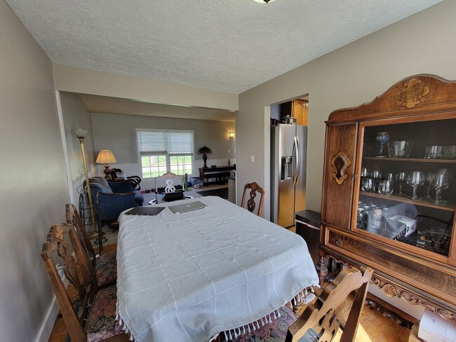 Building Photo - Great 2-level on Champaign Outskirts