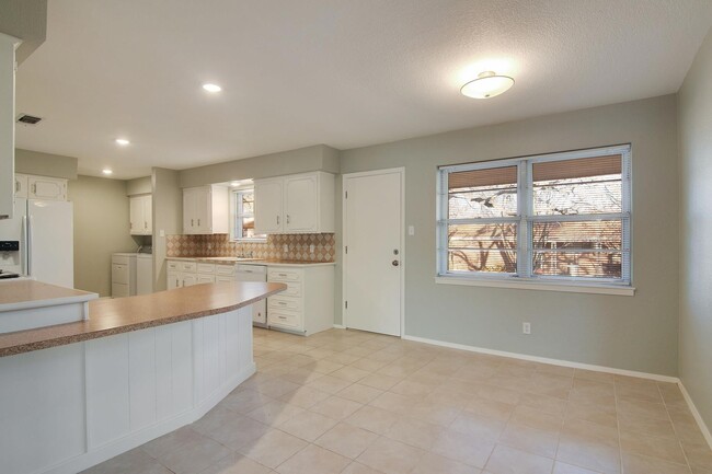Building Photo - 1822 Greenwood Ln