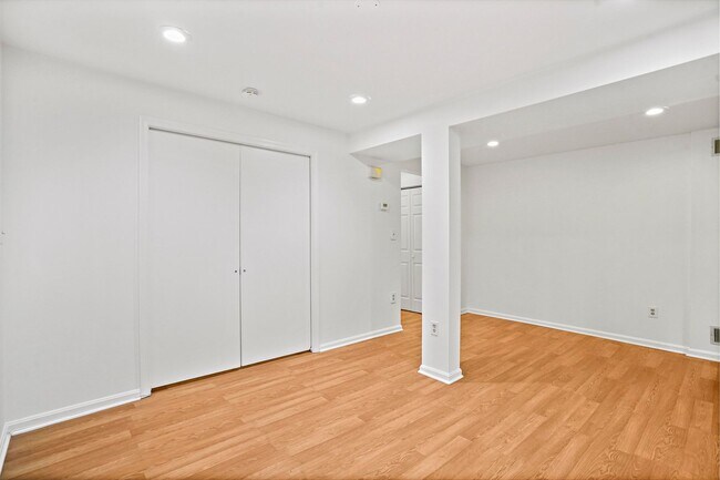 Building Photo - Wonderful Woodley 1 Bedroom with Parking