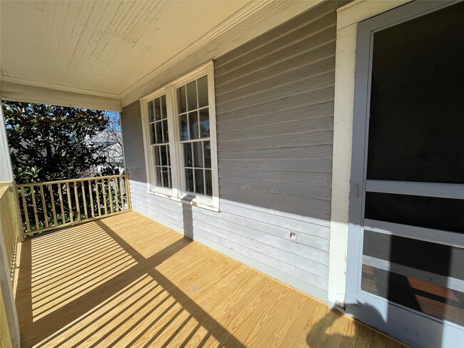 Building Photo - 1402 Winnie St