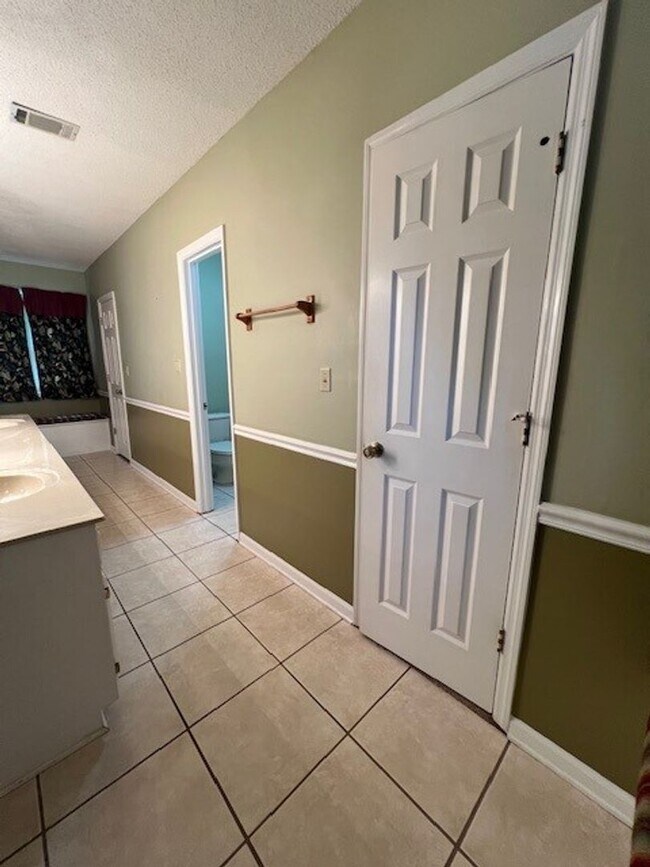 Building Photo - 3 Bedroom, 3 Bath Home in Dearing