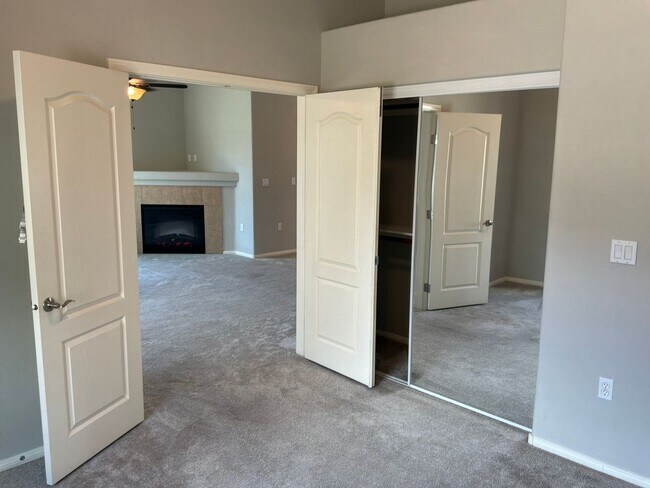 Building Photo - Condo 2 bedroom 2 bathroom Gated Entrance