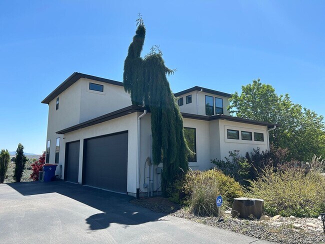 Building Photo - Luxury Living in StarView Estates - 4.98 A...