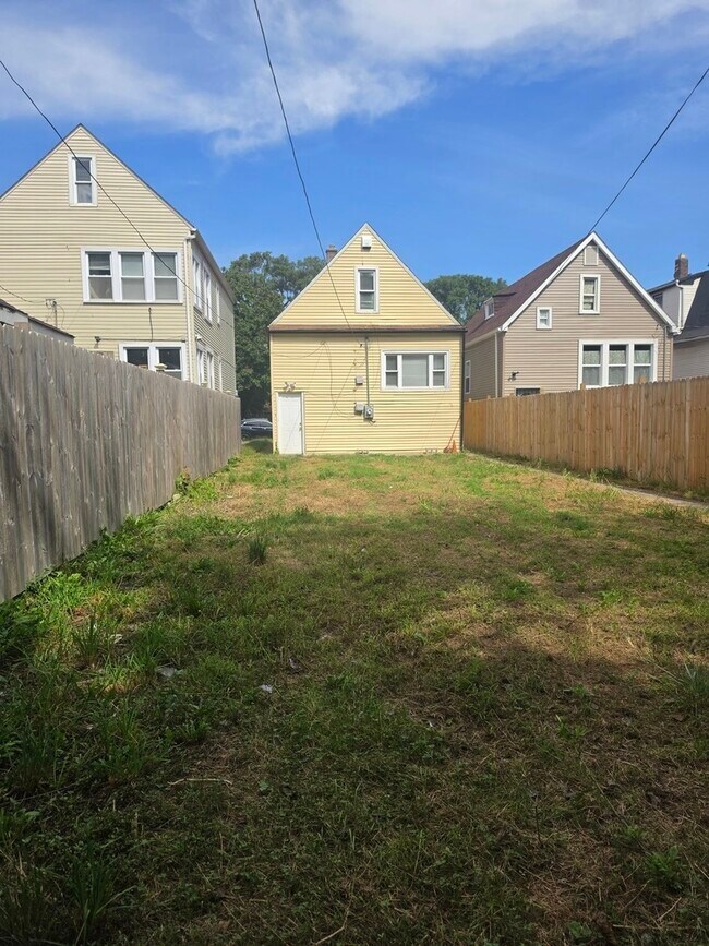Building Photo - 309 E 120th Pl