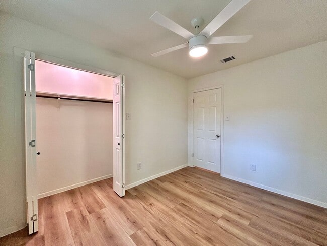 Building Photo - 4 Bed / 2 Bath Home with Covered Porch, Su...