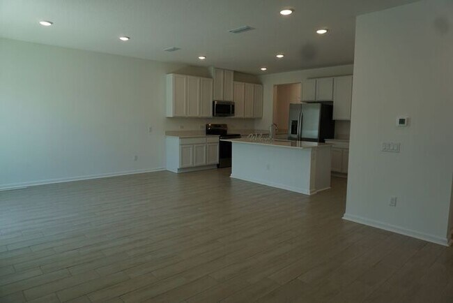 Building Photo - Newly Built 3 Bedroom 2.5 Bathroom Home wi...
