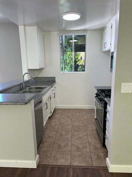 Building Photo - 4435 Coldwater Canyon Ave