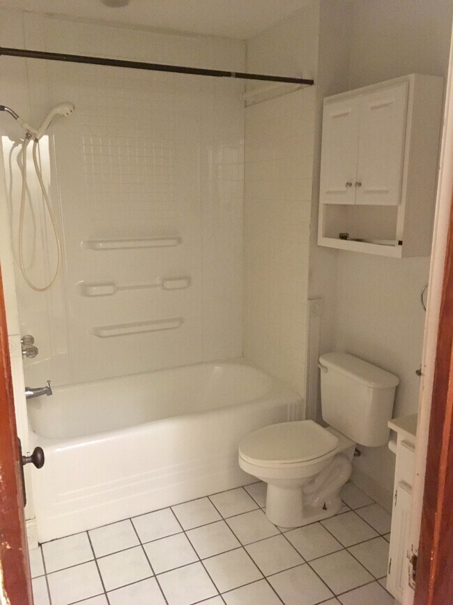 Building Photo - Adorable 2 bedroom 1 bathroom House with F...