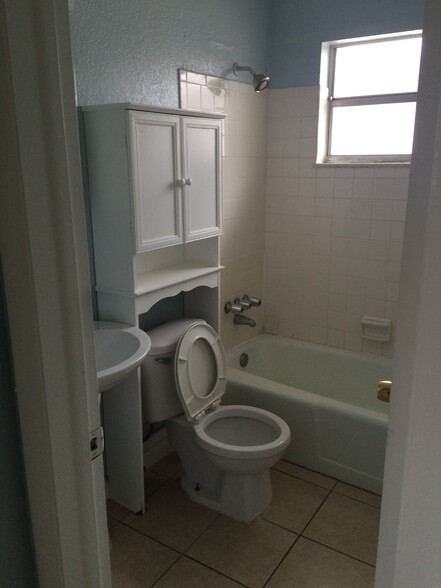 Bathroom - 634 SW 4th Ave