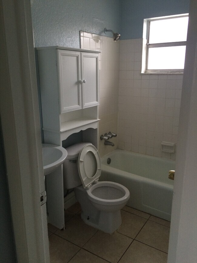 Bathroom - 634 SW 4th Ave