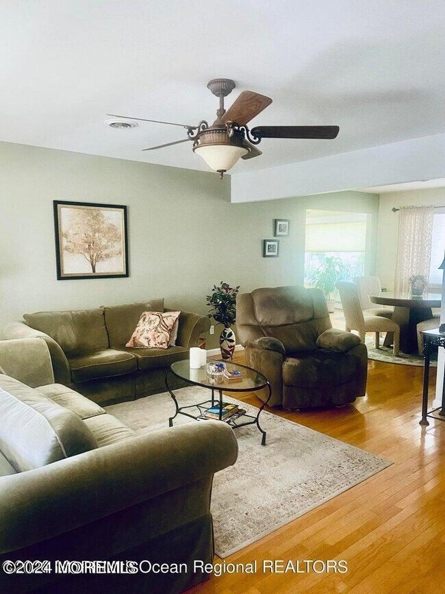 Building Photo - 7 Basset Dr