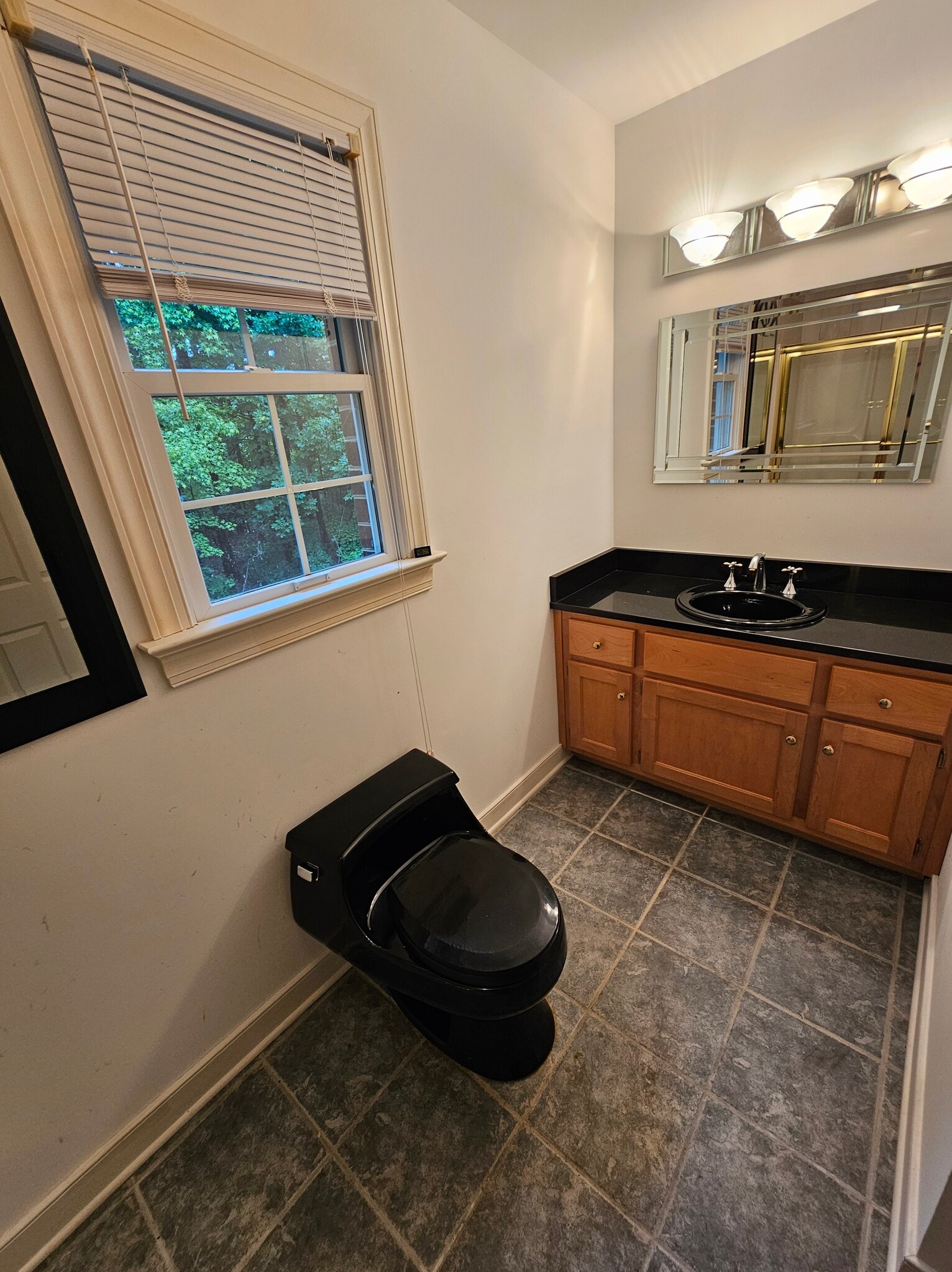 Upstairs - full bath with tub - 4924 Lippingham Dr