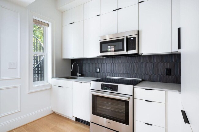 Building Photo - 1735 Q St NW