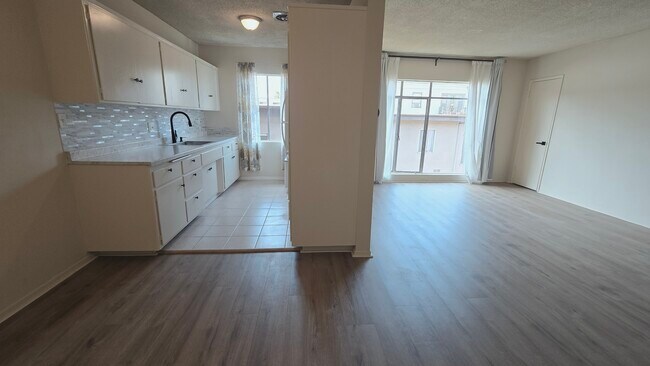Building Photo - 526 S St Andrews Pl