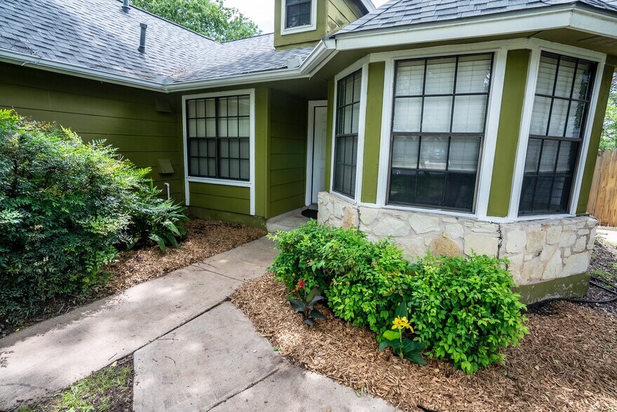 Building Photo - 9904 Briar Ridge Dr
