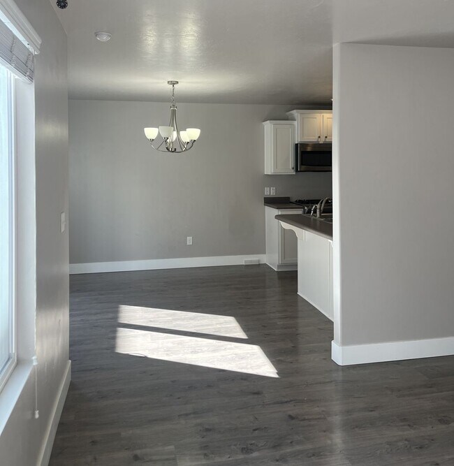 Building Photo - Beautiful 3 Bedroom Townhome in Bluffdale