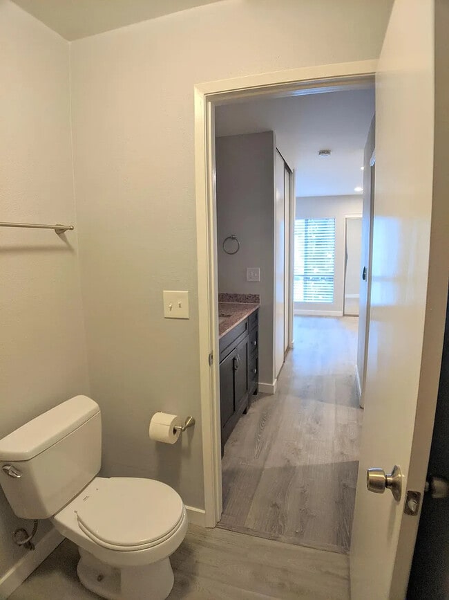 Building Photo - 1605 Hotel Cir S