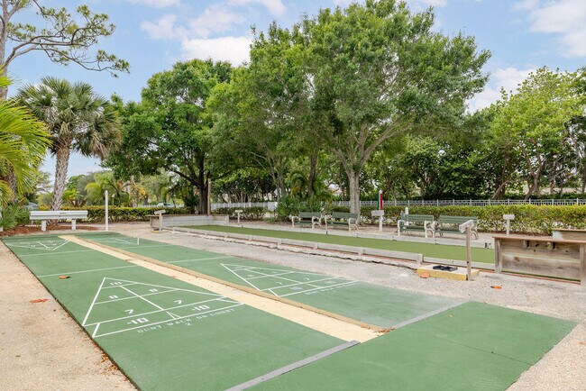 Building Photo - 18081 SE Country Club Dr