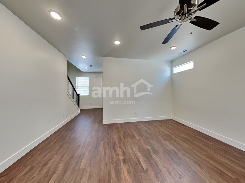 Building Photo - 886 N Rivermist Pl