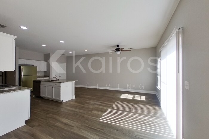 Building Photo - 106 Regis Way