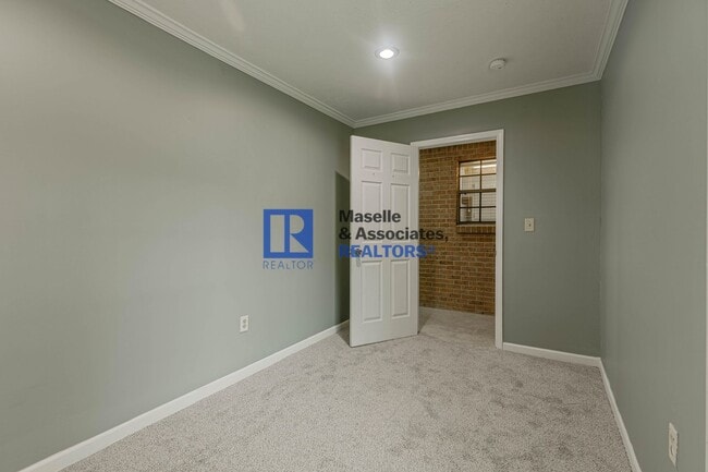 Building Photo - 5 Bedroom/2 Bath Home in Bellegrove Subdiv...