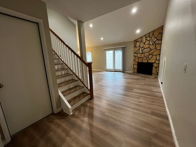 Building Photo - 2 Bedroom 1.5 Bath Townhouse Condo for Rent in the Heart of Monrovia