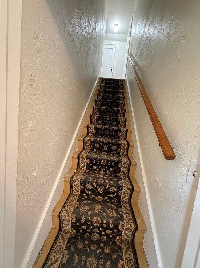 Building Photo - Charming 3 Bedroom with a Large Fenced Yard!