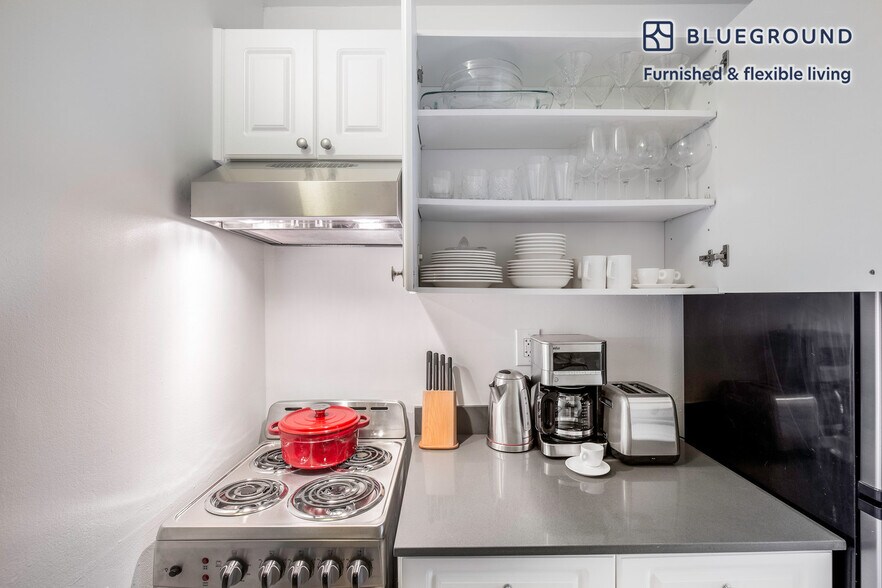 Building Photo - 250 W 19th St