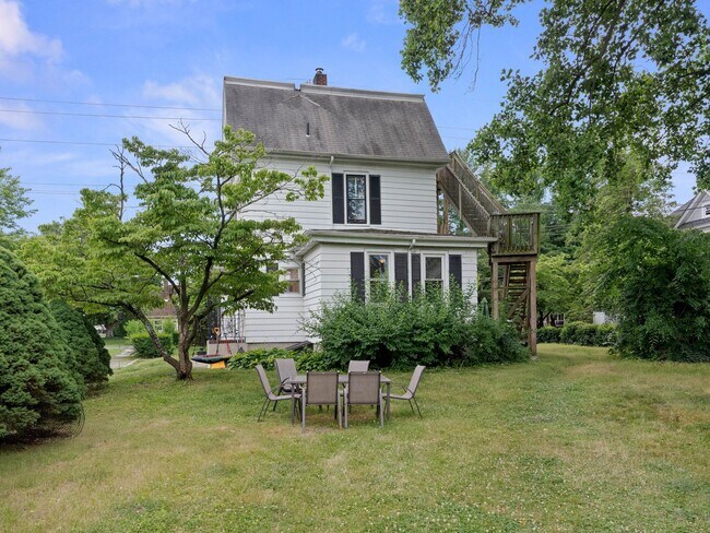 Building Photo - Spacious Updated Home with Modern Finishes in Mickleton