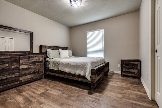 Building Photo - 5096 Thompson Dr