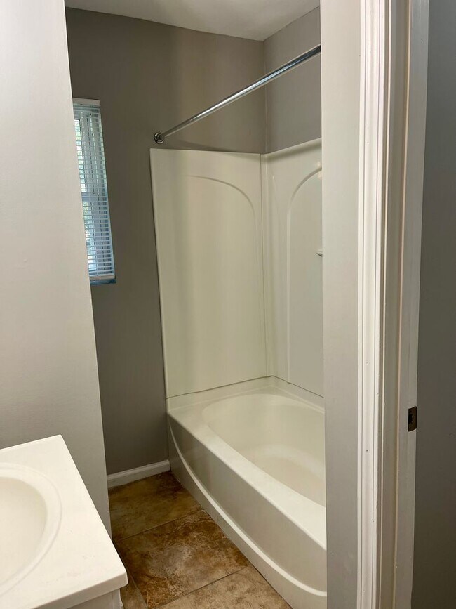Building Photo - Beautifully remodeled home in Riverdale wi...