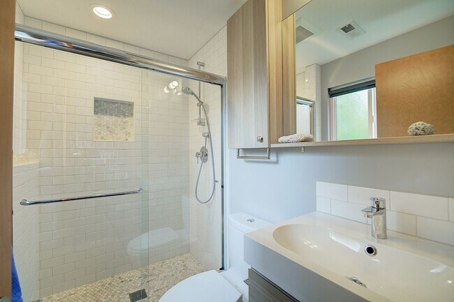 Building Photo - 4Bd/2.5Ba Seattle Home