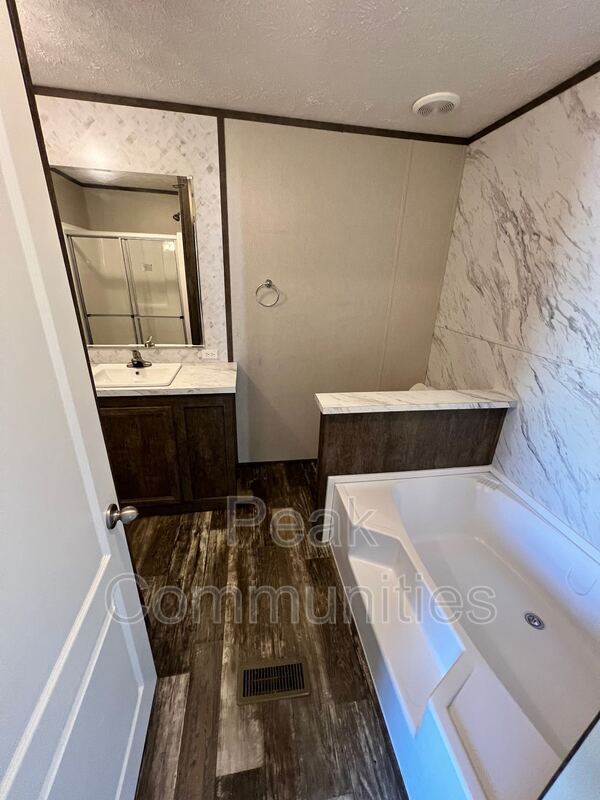 Building Photo - 215 Peach St