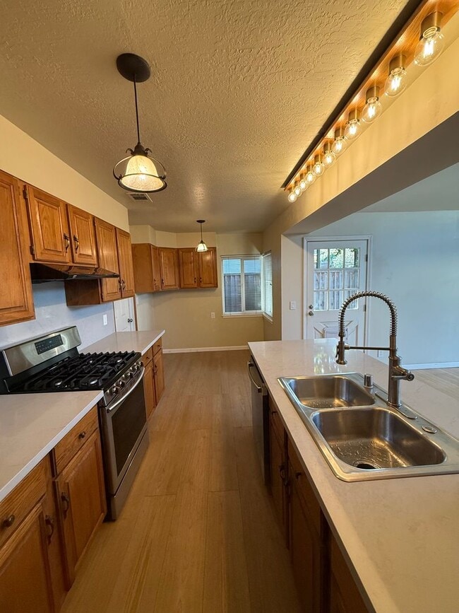 Building Photo - 33 Mary Ct