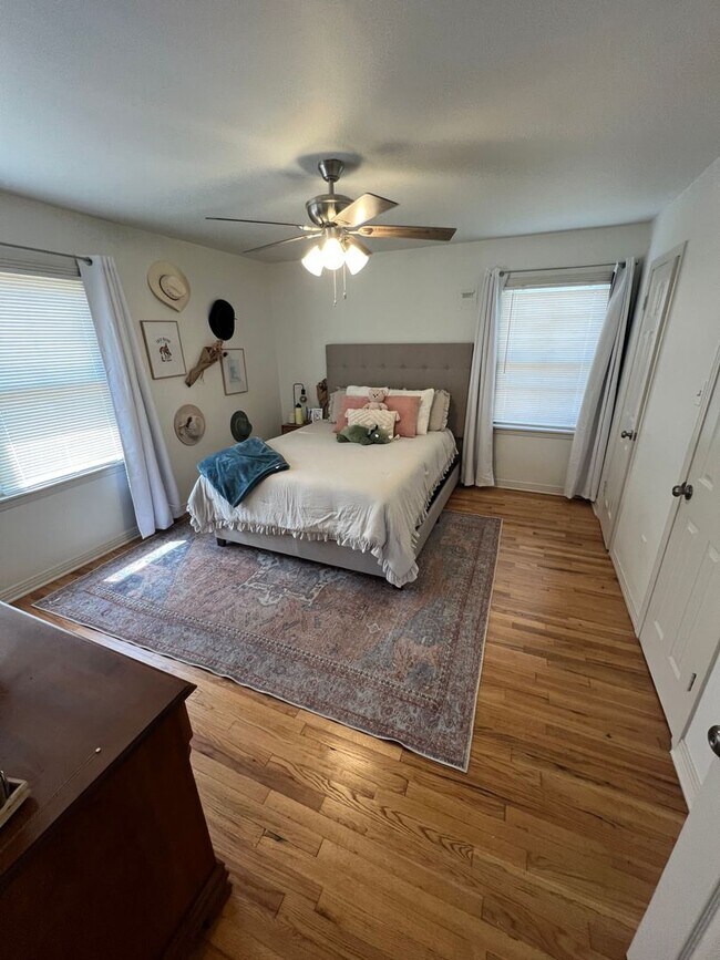 Building Photo - Pre Leasing for fall 2026! 3/2 in Medical District