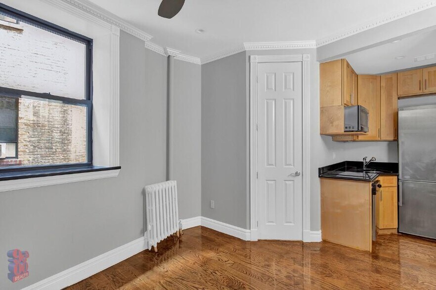 Primary Photo - 326 E 35th St