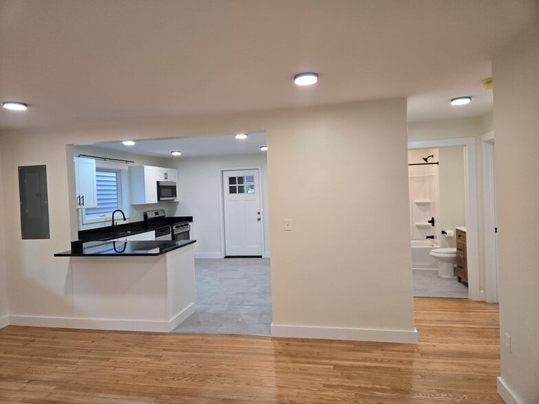 Building Photo - 20 Poirier Pl