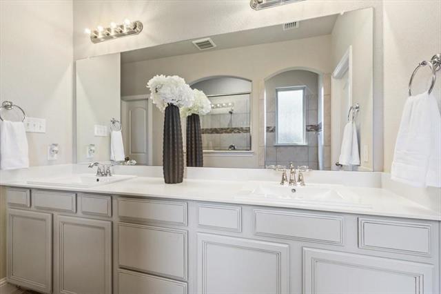 Building Photo - 7313 Willow Thorne Dr