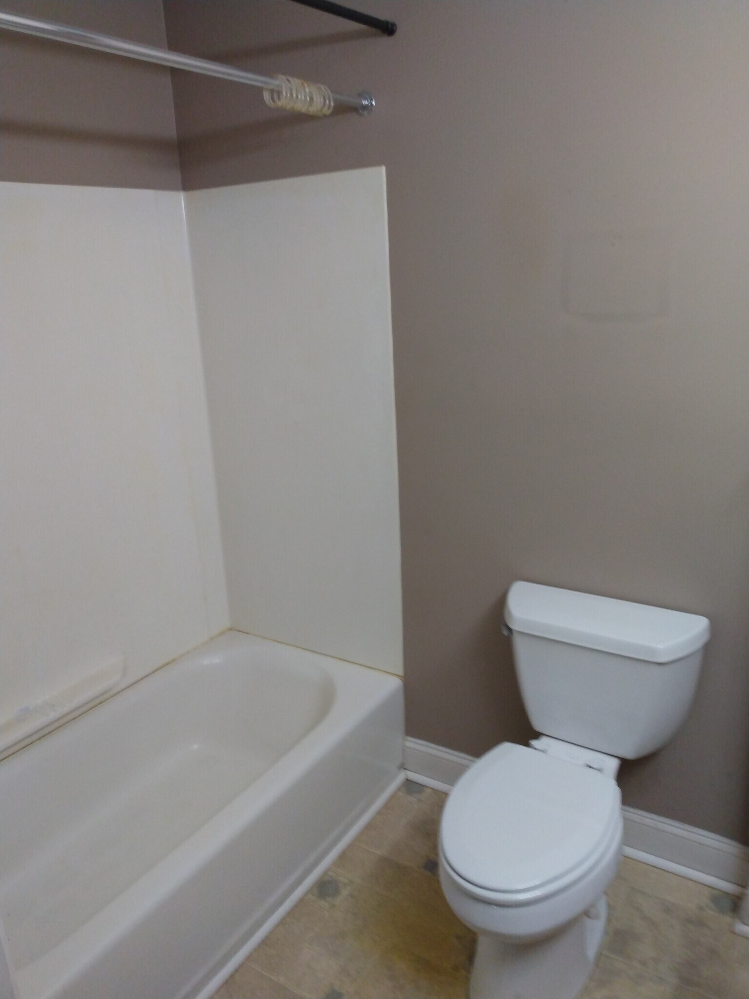 Bathroom - 417 W Walnut St