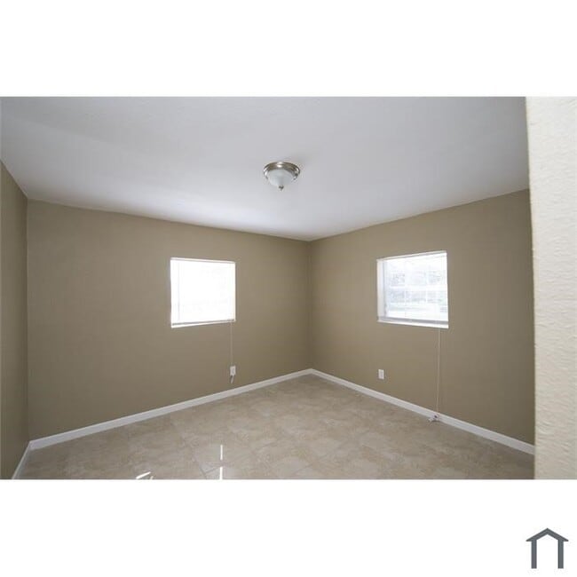 Building Photo - 1500 Oleander Dr