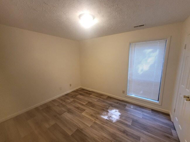 Building Photo - 2 bedroom Ground Floor!